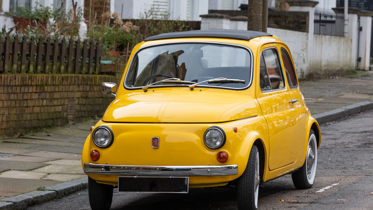 Citadine jaune en ville — location de voiture pas chère à Toulouse